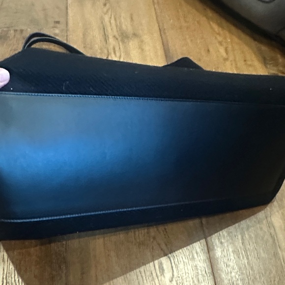 Alaia Elegant Black Tote with White Accents - Picture 4 of 12